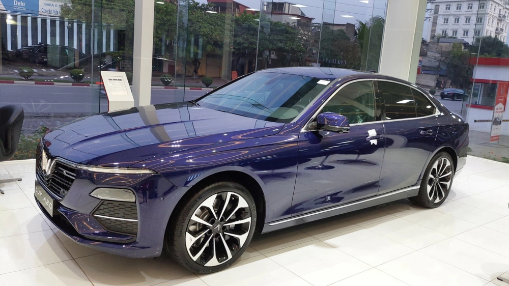 Cận cảnh Lux A độ mâm đa chấu đen phanh vàng thể thao