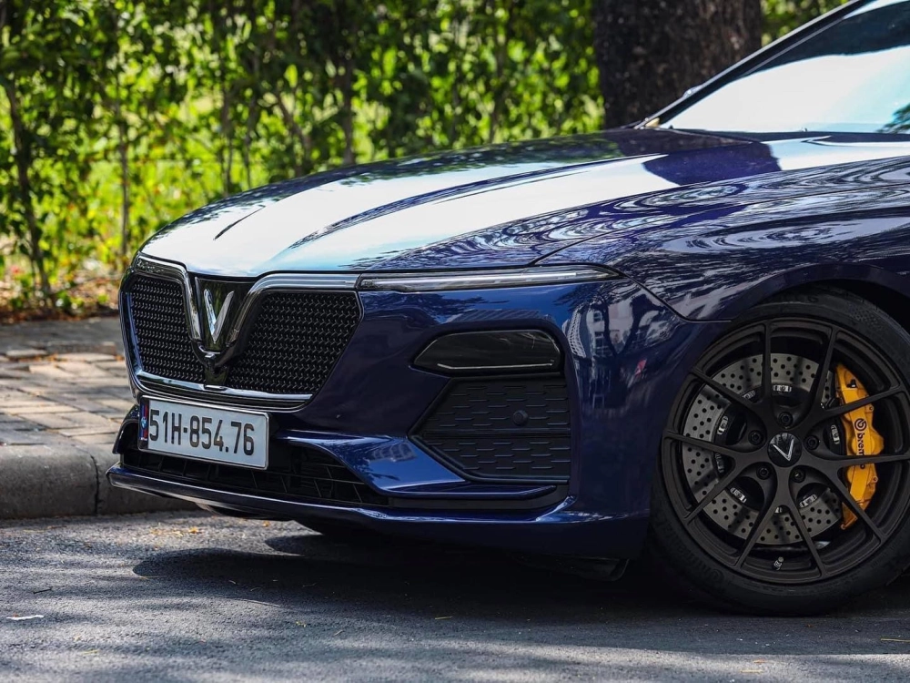 Lux A độ mâm 5 chấu thể thao decal xám phong cách đua xe