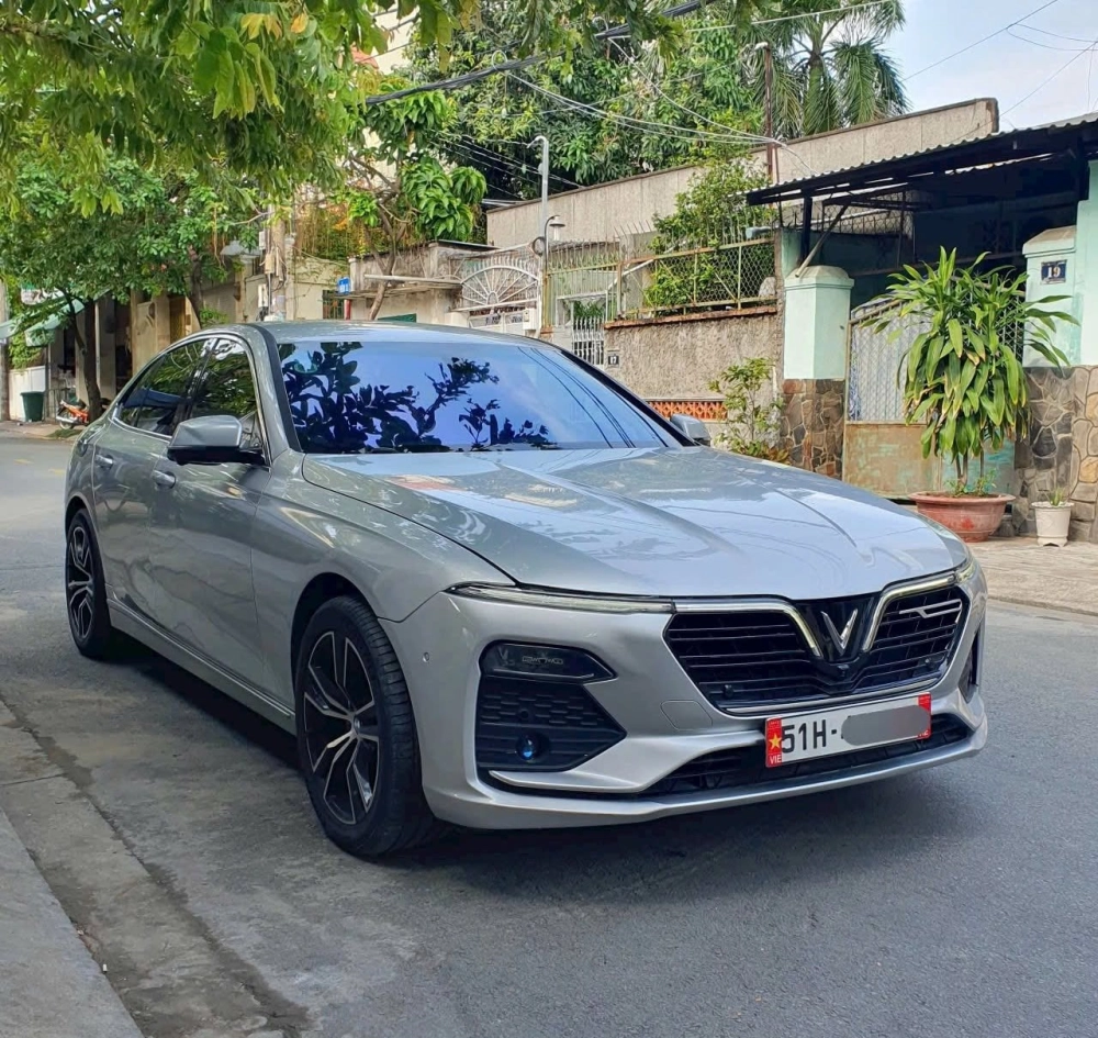 Xe hoa VinFast Lux A độ mâm đa chấu sang trọng ngày cưới