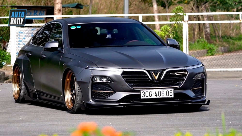 Xe màu đen Lux A độ mâm phay bóng kiểu tua bin gió cuốn hút