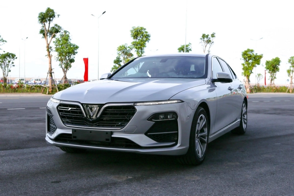 VinFast Lux A xanh độ mâm phay bóng tại showroom hiện đại