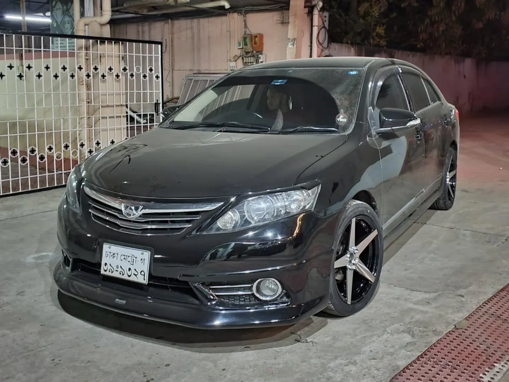 Cận cảnh mâm 5 chấu màu đồng lắp trên xe cơ bắp cổ điển đỏ