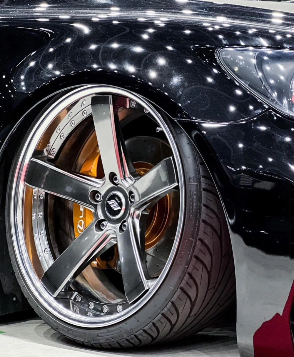 Cận cảnh mâm 5 chấu màu đồng thiết kế thể thao hiện đại