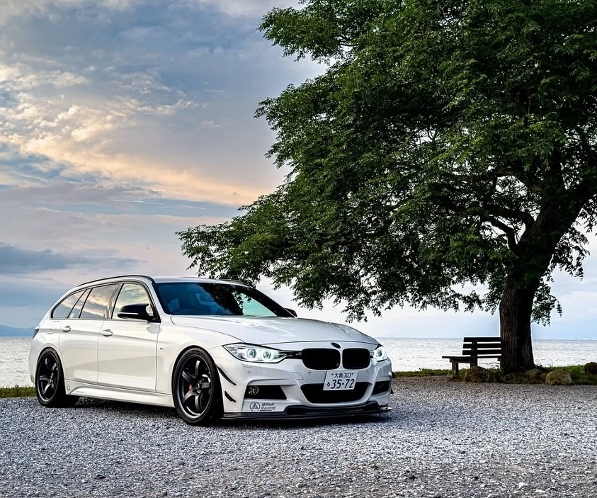 Dodge Challenger độ mâm 5 chấu chrome sáng bóng bên bờ biển