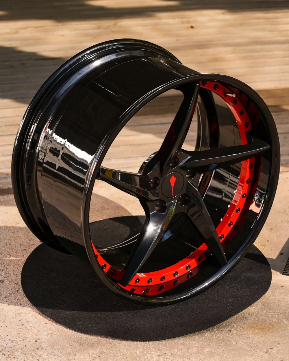 Chi tiết mâm 5 chấu đen bóng phối viền đỏ độc đáo