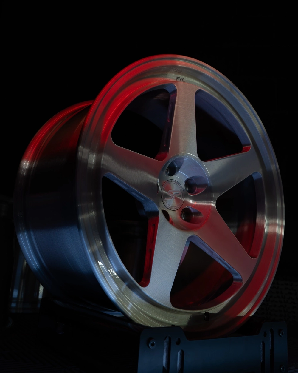 Cận cảnh mâm 5 chấu đúc màu bạc sáng bóng cao cấp