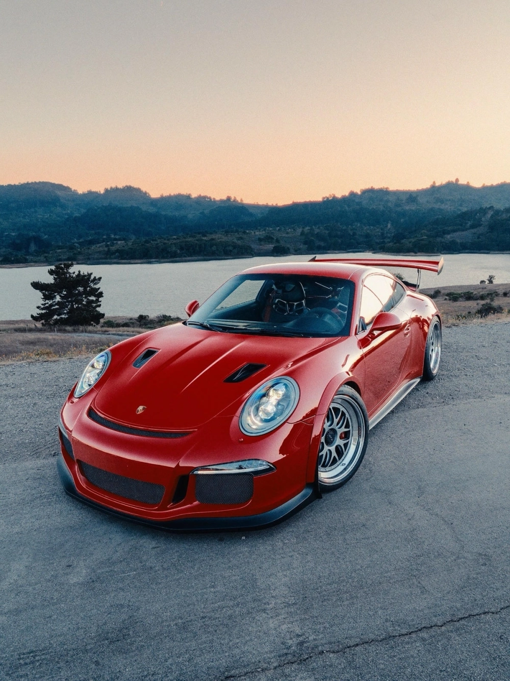 Siêu xe Porsche độ mâm BBS vàng lưới viền chrome cực nổi bật