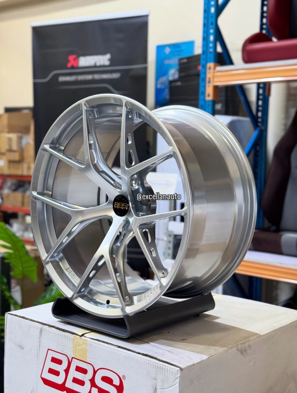 Mâm xe đẹp nan hoa mạ vàng phong cách Lowrider độc đáo nhất