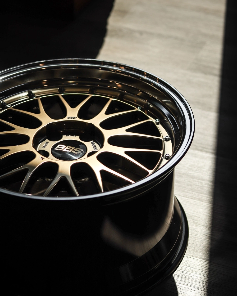 Mâm BBS màu đen mờ thiết kế lưới thể thao trên siêu xe Ferrari