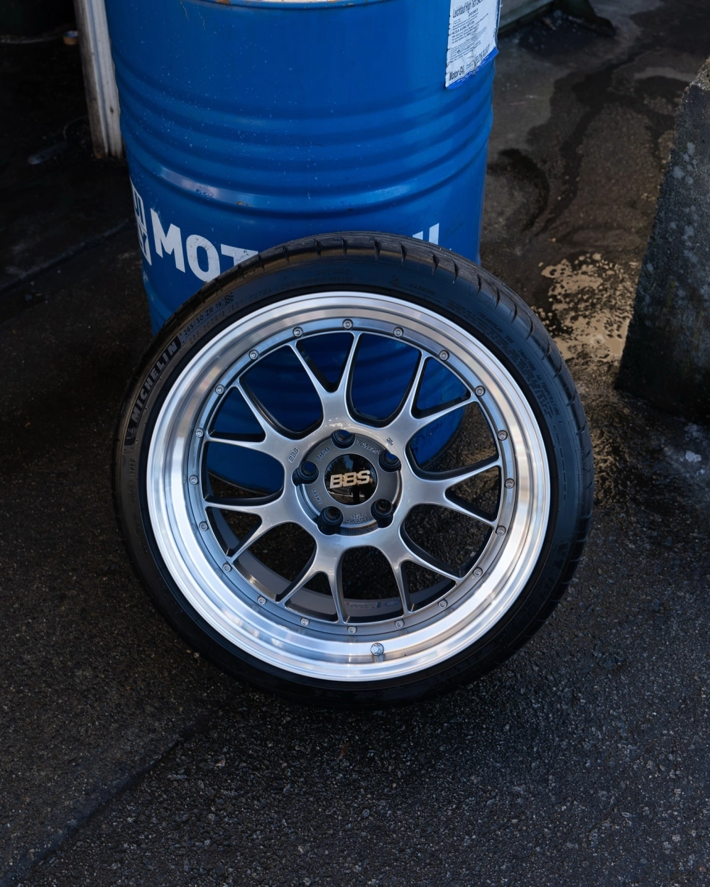 Hình ảnh mâm BBS chính hãng màu bạc thiết kế lưới cực sang trọng