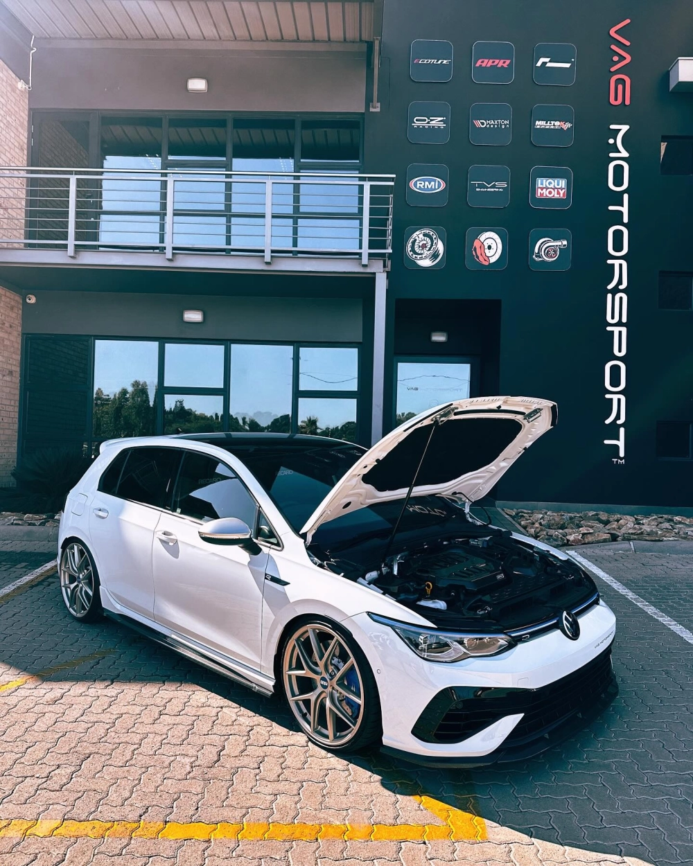 BMW M2 màu đỏ độ mâm BBS bạc đa chấu phong cách đua thể thao