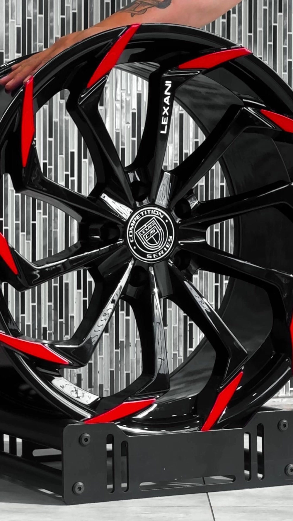 Mâm CNC Lexani đen phối đỏ độ xe phong cách thể thao ấn tượng