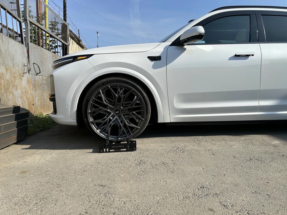 Hình ảnh xe SUV độ mâm CNC đa chấu màu xám khói đẹp