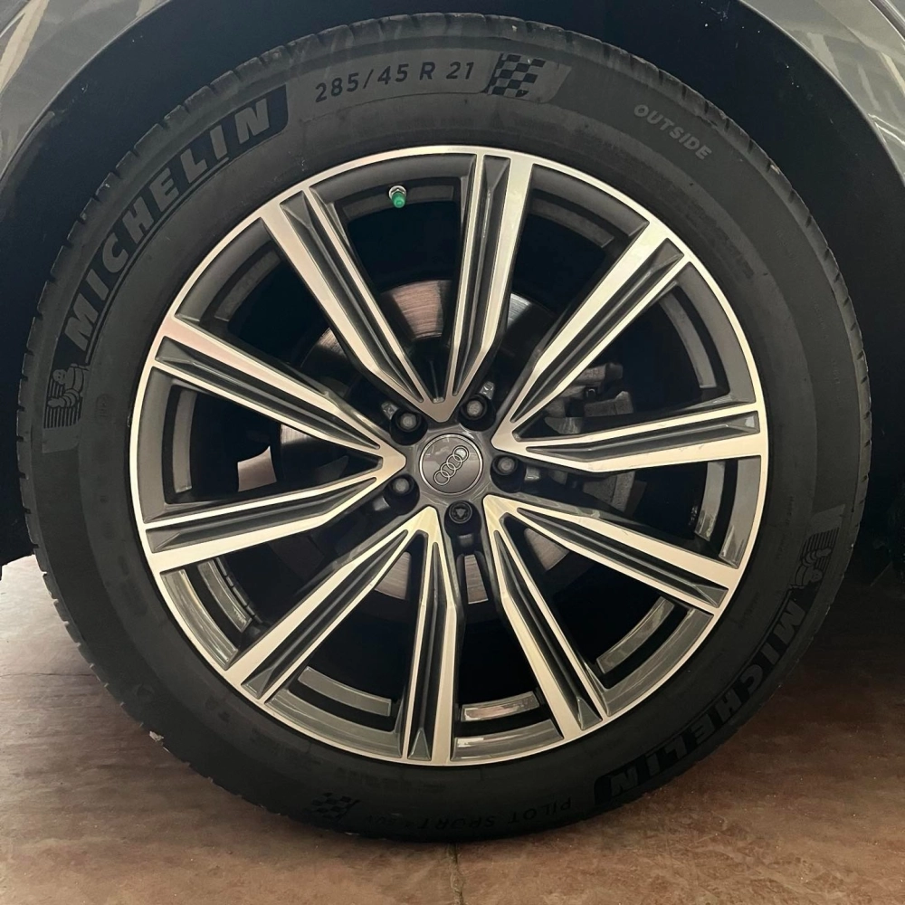 Cận cảnh mâm đa chấu phay bóng thiết kế thể thao cho xe Audi