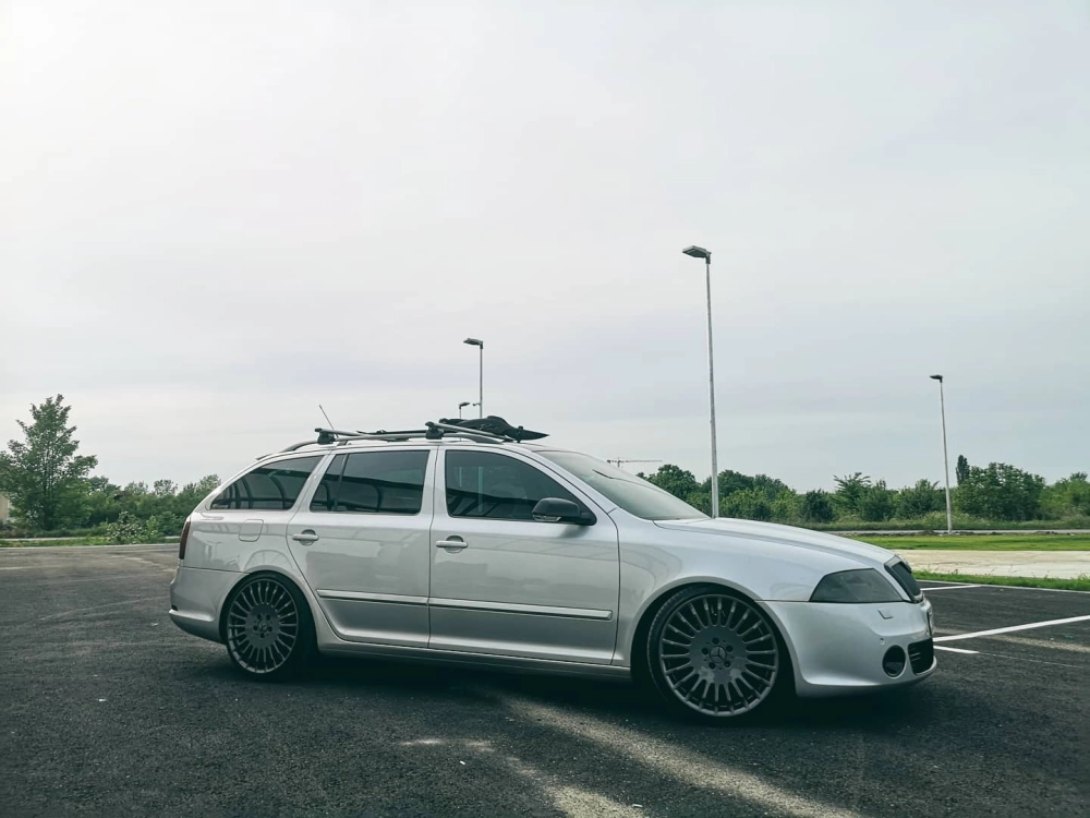 Mâm đa chấu thể thao màu xám chì trên xe Mercedes hiệu suất cao