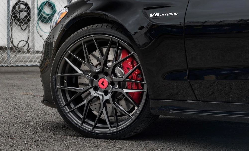 Xe điện Volkswagen độ mâm đa chấu bạc kích thước lớn ấn tượng