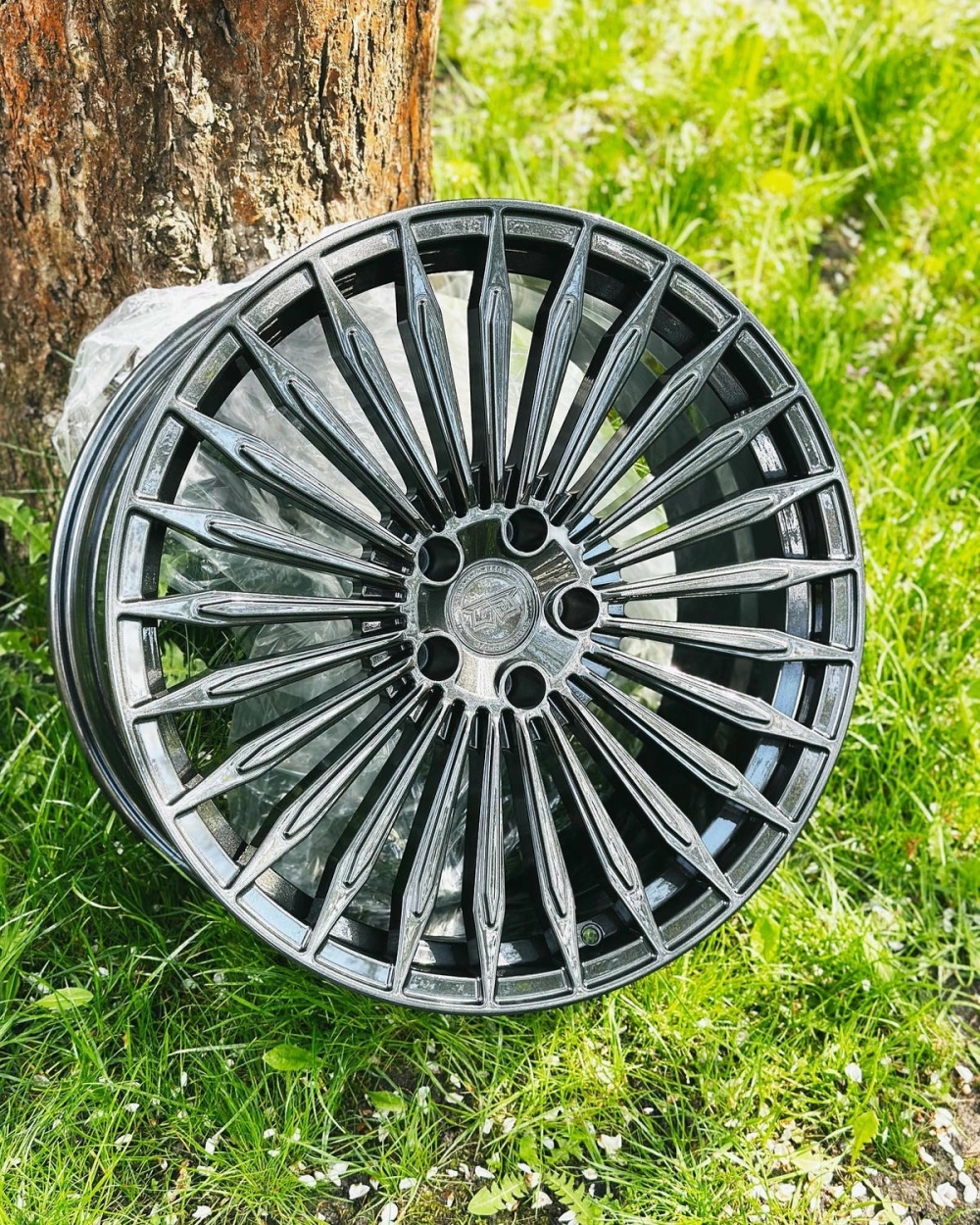 Chi tiết mâm đa chấu màu xám chì thiết kế nan hoa rất tinh xảo