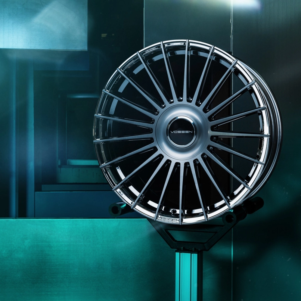 Cận cảnh mâm đa chấu Vossen màu bạc thiết kế sang trọng bóng