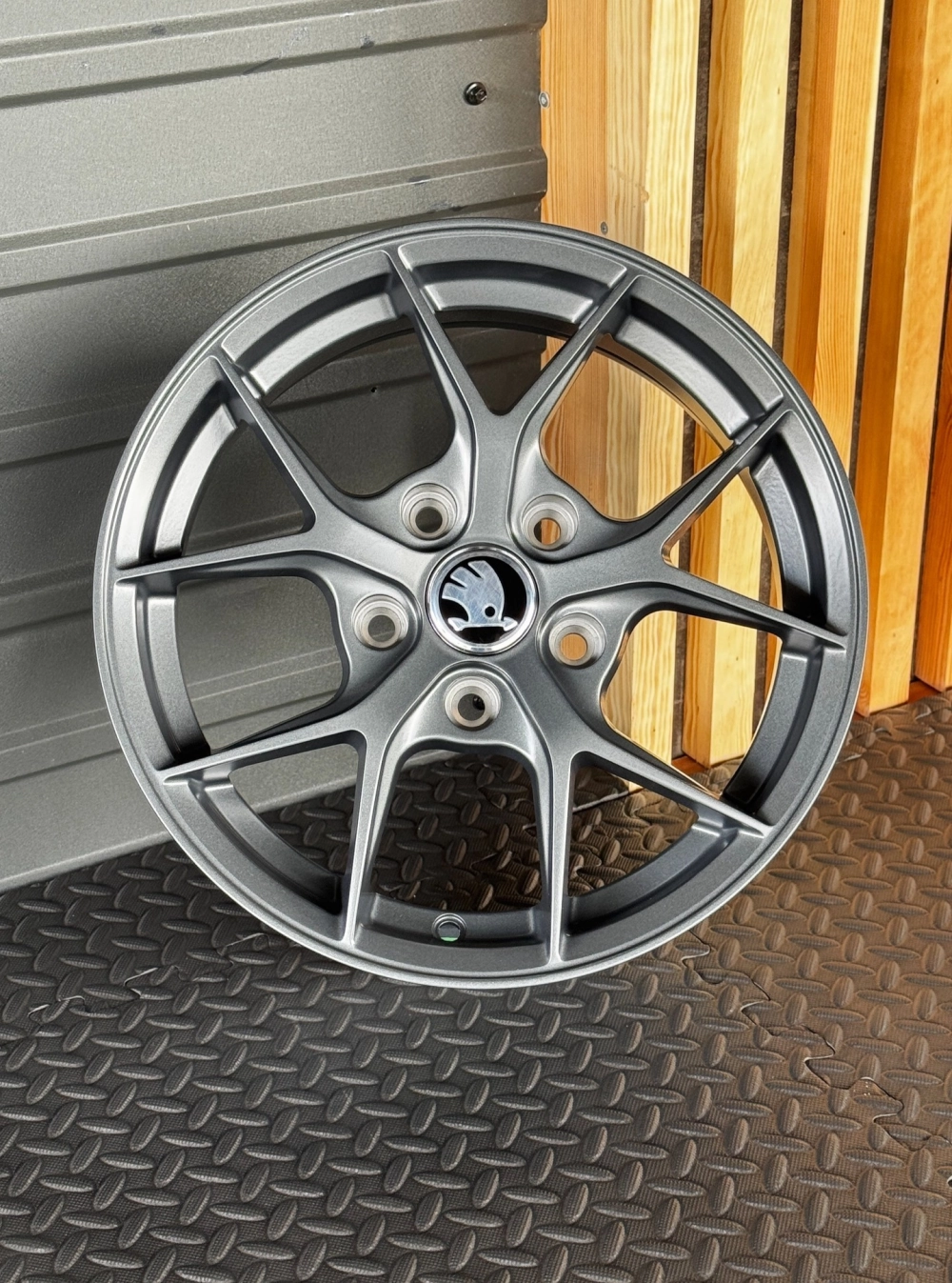 Mâm đúc Skoda màu xám đa chấu thiết kế thể thao chính hãng