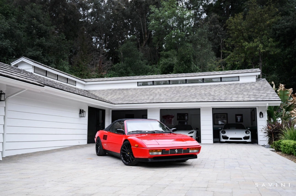 Mâm đúc đa chấu màu đen mờ thể thao độ siêu xe Ferrari đỏ