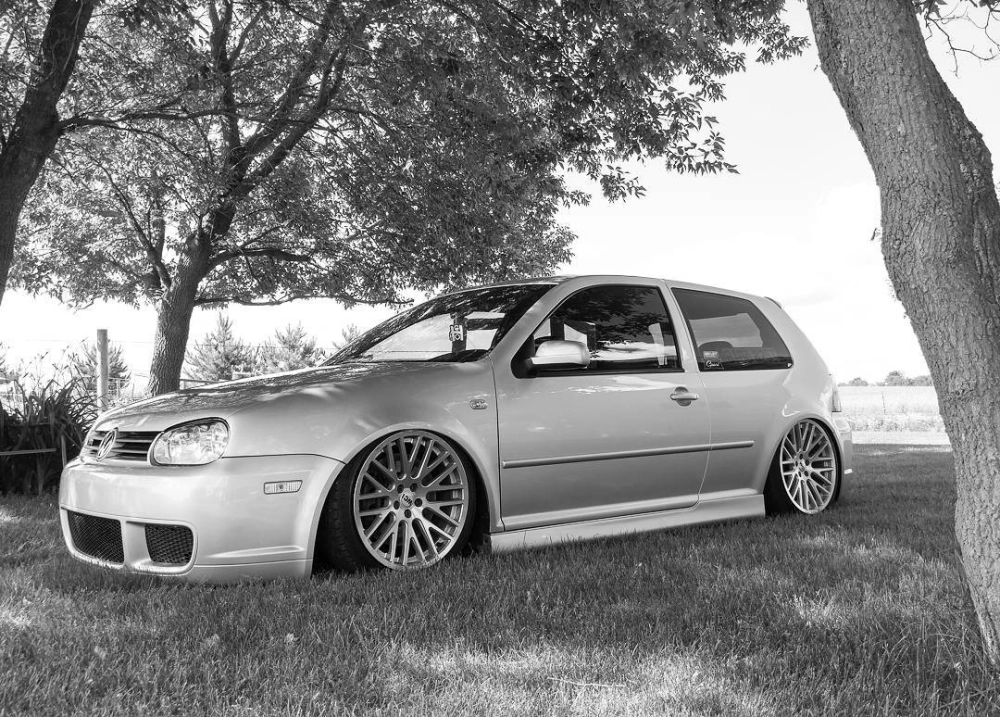 Mâm đúc kiểu lưới màu bạc độ xe Volkswagen Golf hạ gầm đẹp