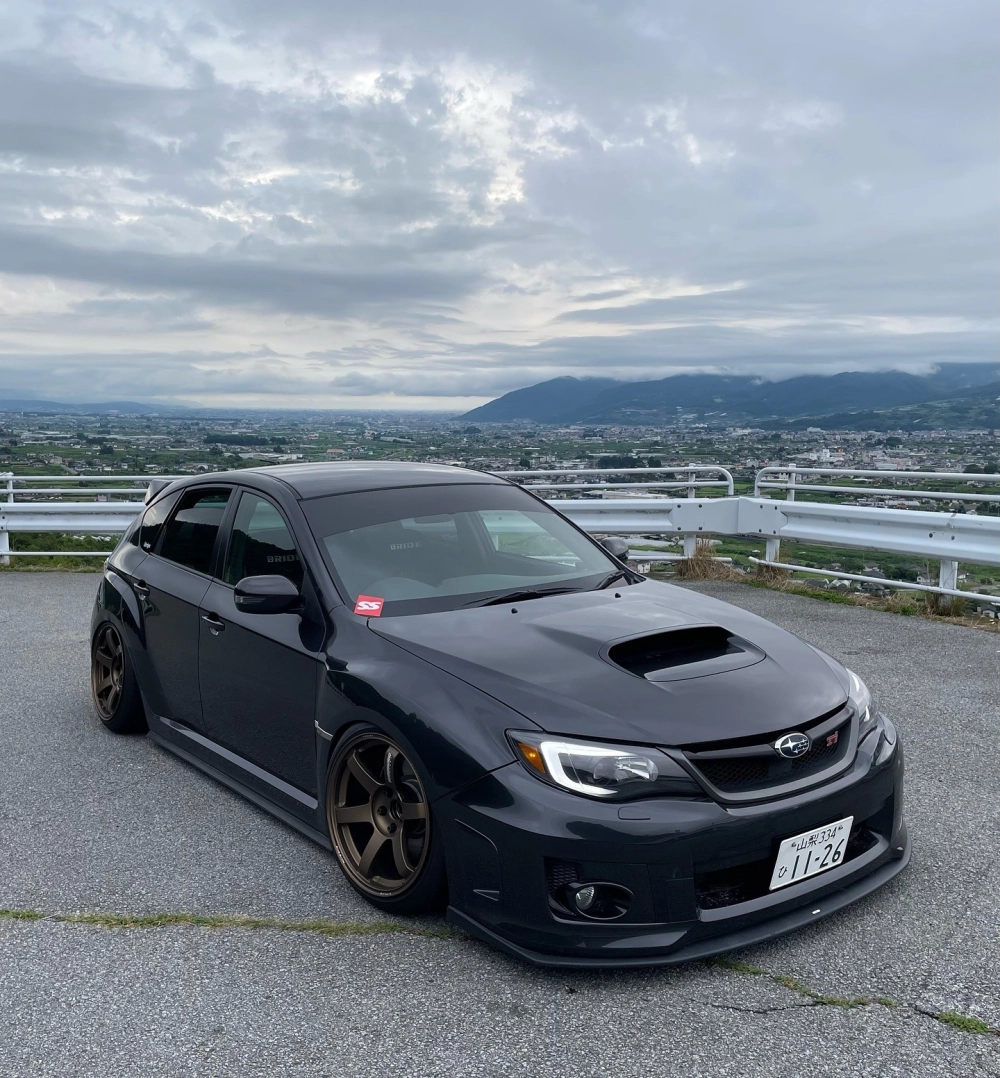 Xe Subaru đen độ mâm đúc 6 chấu màu đồng phong cách thể thao