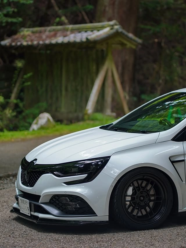 Xe Renault trắng độ mâm Enkei màu đen huyền bí và mạnh mẽ