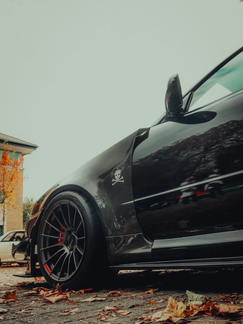 Xe thể thao đen độ mâm Enkei màu xám khói đa chấu cực ngầu