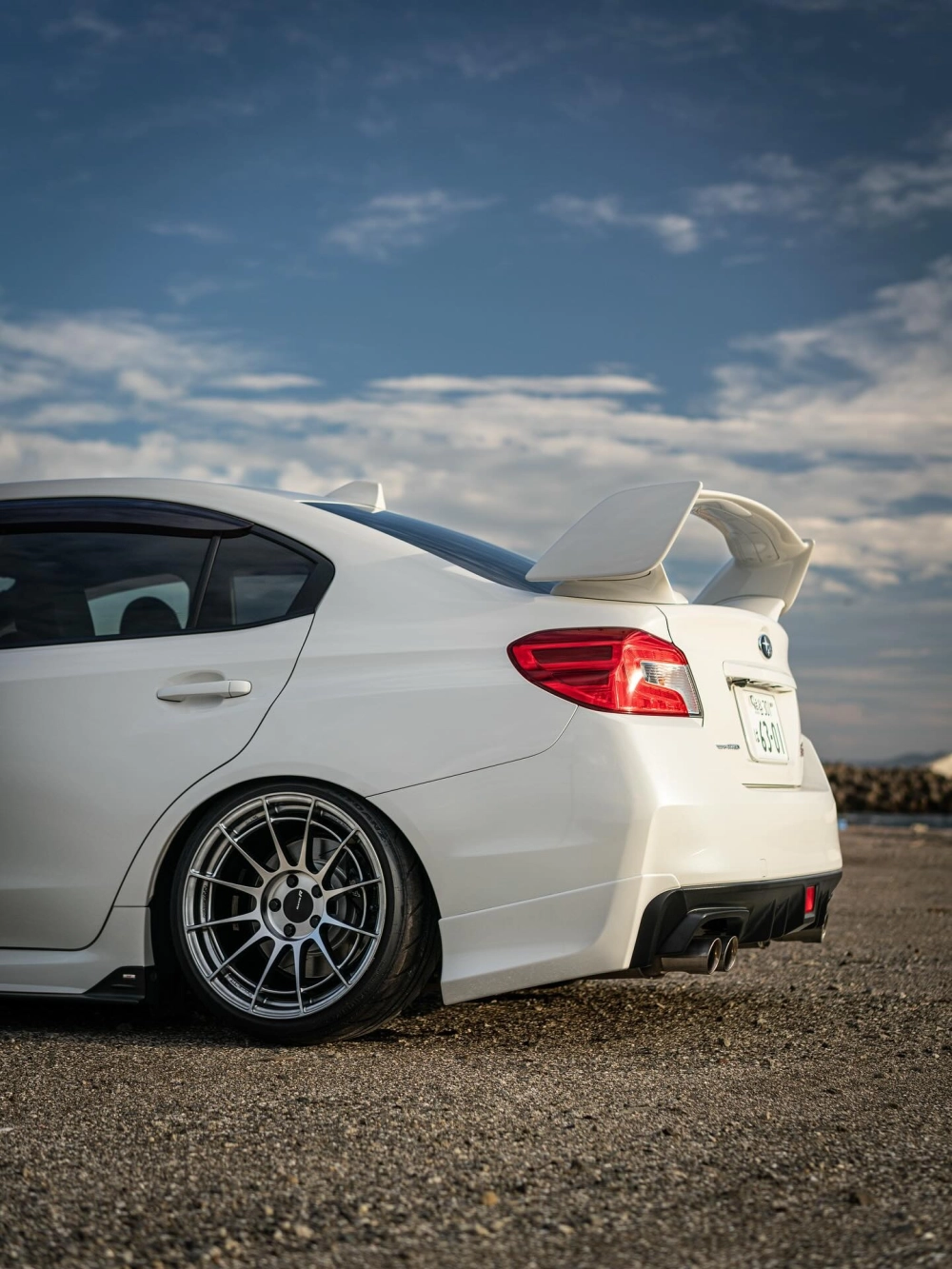 Xe Subaru trắng độ mâm Enkei nhiều nan màu bạc thể thao đẹp