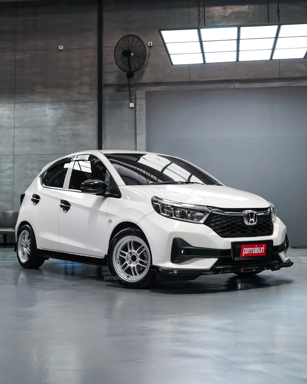 Xe Honda Brio trắng độ mâm Enkei RPF1 màu bạc sáng thể thao