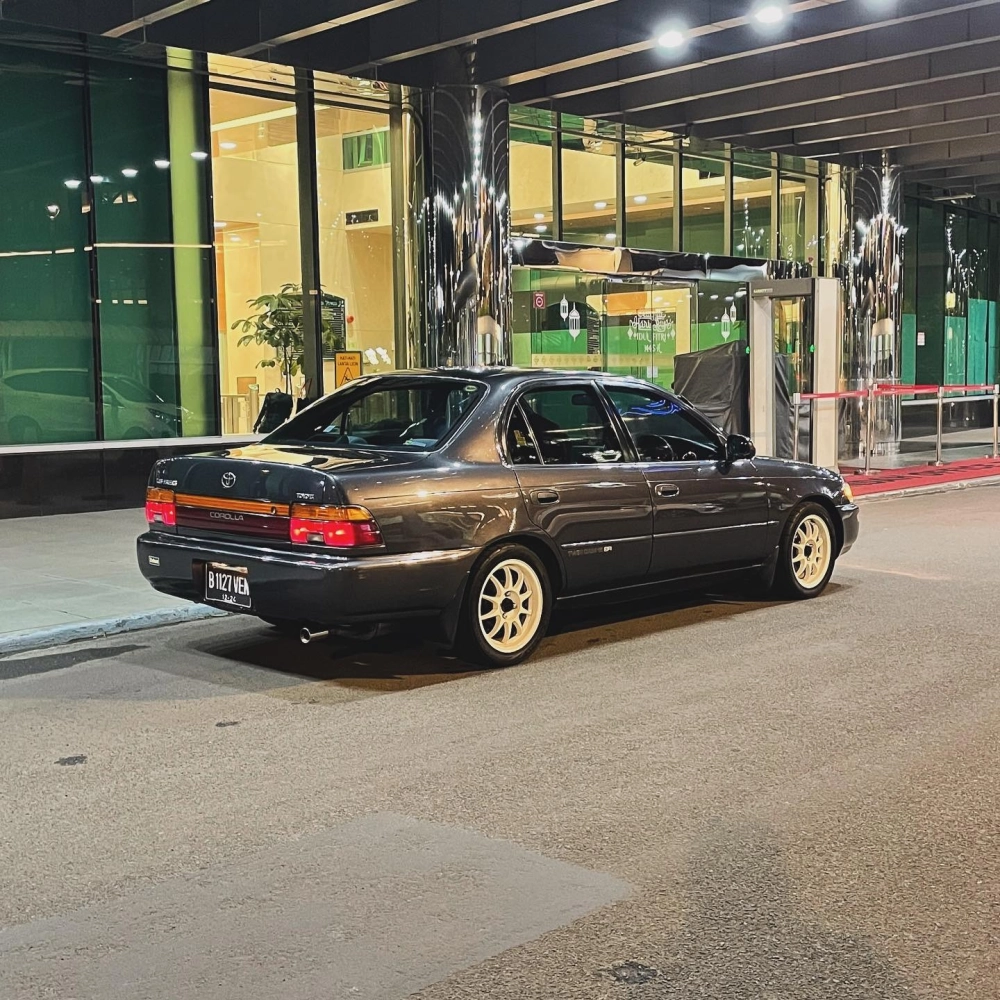 Xe Toyota cổ màu xám độ mâm Enkei trắng đa chấu cổ điển đẹp