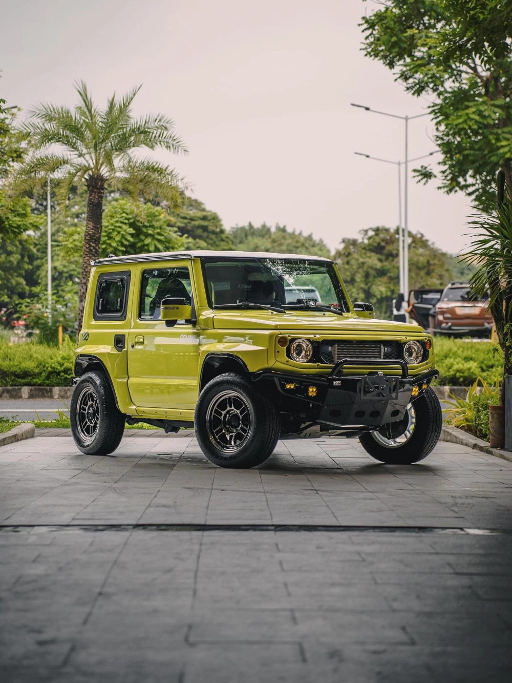 Xe Suzuki Jimny độ mâm Enkei đen viền bạc mạnh mẽ