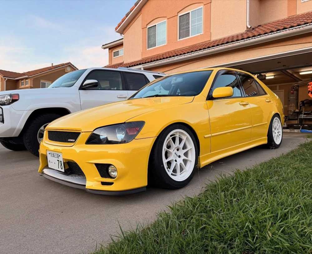 Xe sedan vàng nổi bật độ mâm Enkei màu trắng phong cách JDM