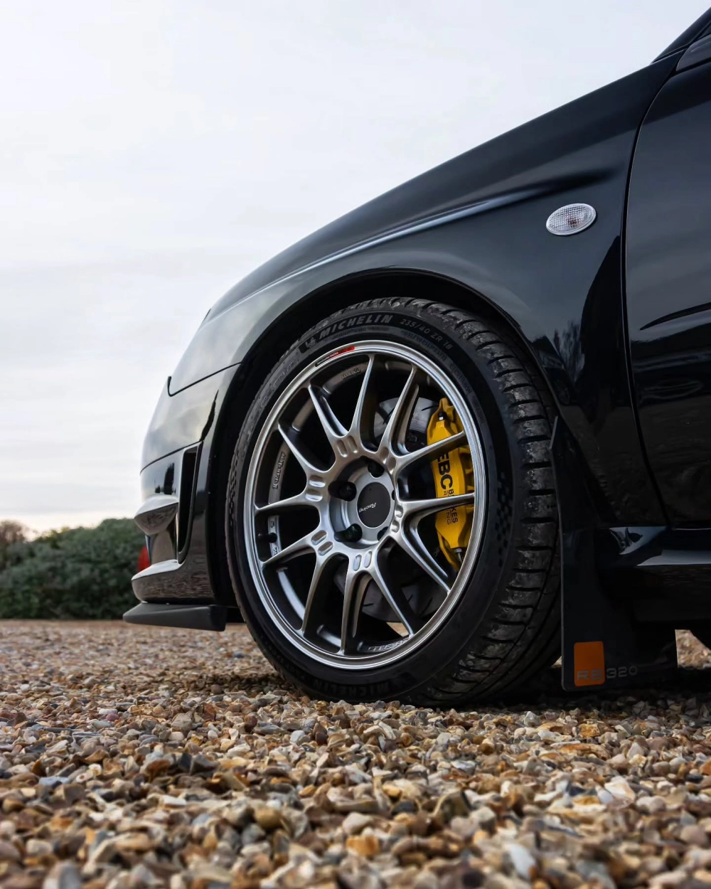 Xe Subaru độ mâm Enkei bạc kẹp phanh vàng nổi bật