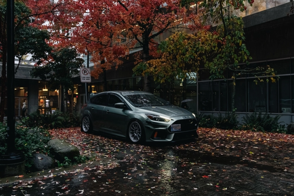 Xe Ford Focus độ mâm Enkei bạc đa chấu trong mưa đẹp