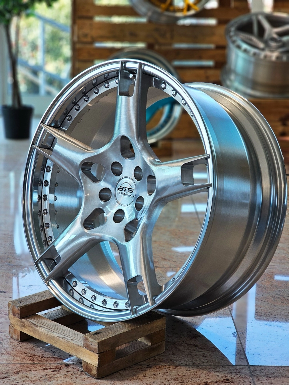 Mâm Forged 5 chấu BTS màu bạc sáng bóng viền đinh tán cao cấp