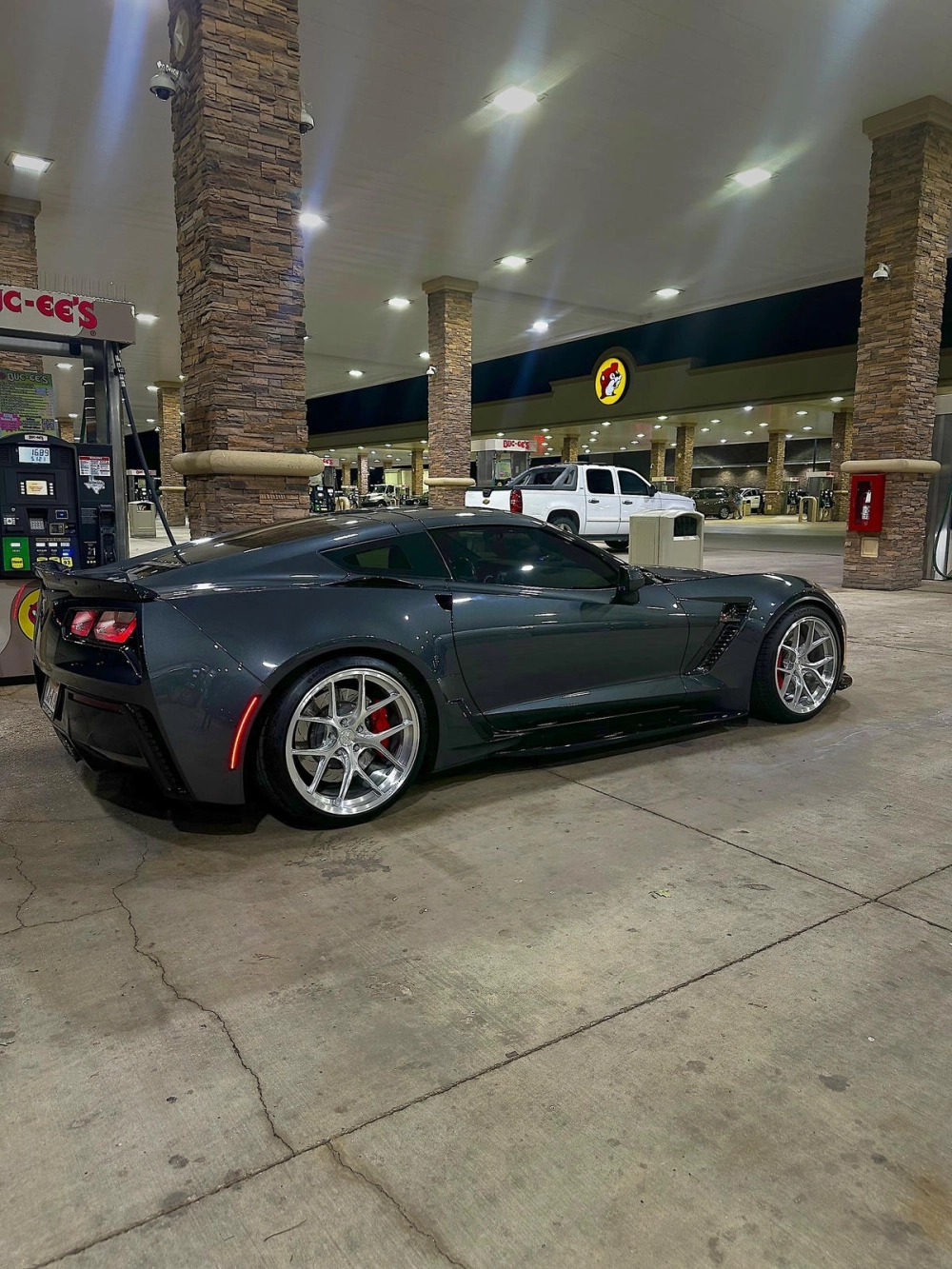 Siêu xe Corvette độ mâm Forged màu bạc thiết kế lưới tinh tế