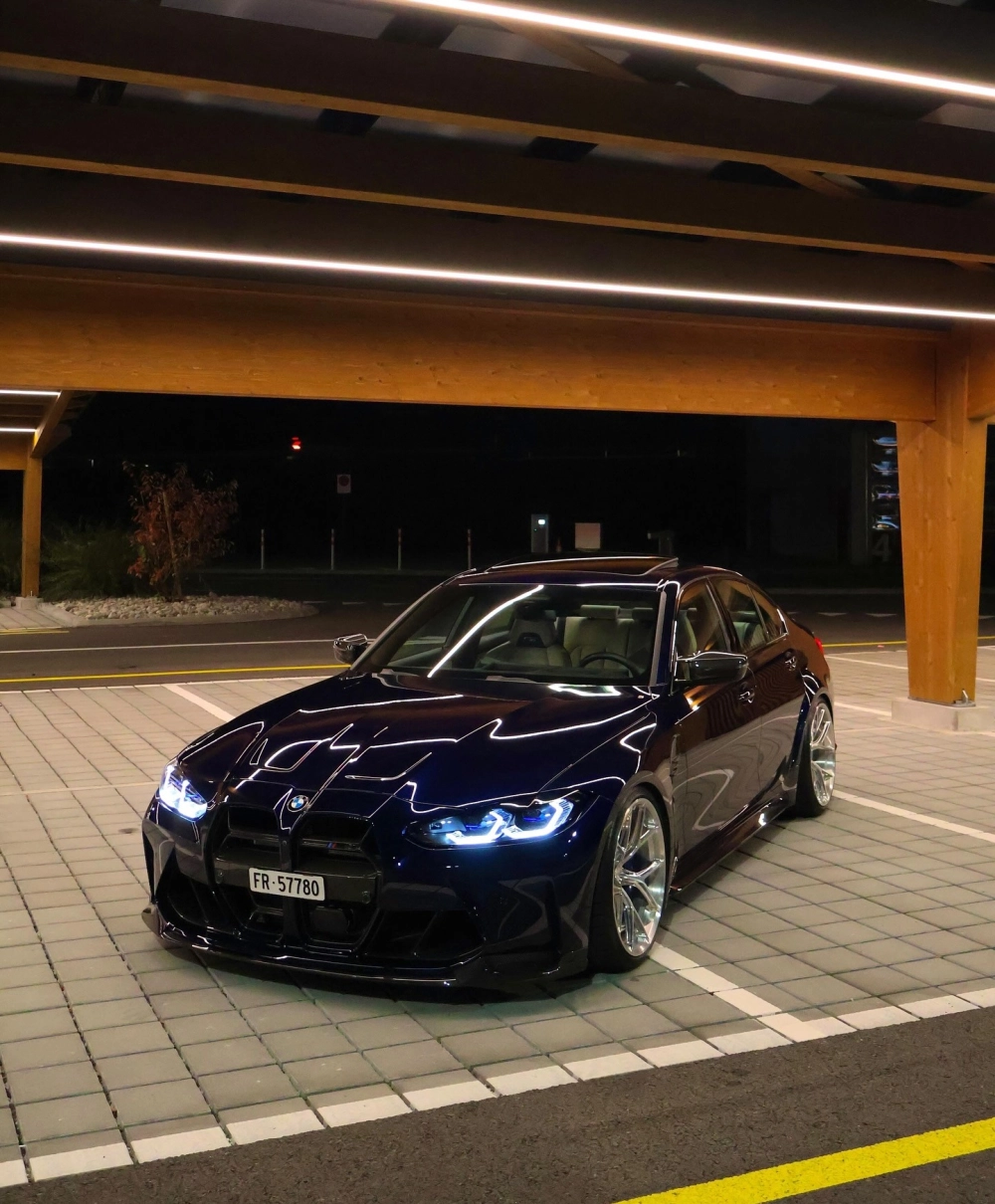 Mẫu xe sedan độ mâm Forged màu bạc thiết kế nổi bật trong đêm