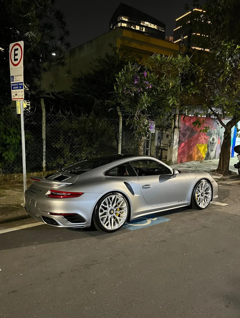 Xe Subaru Outback độ mâm HRE đa chấu màu bạc đầy ấn tượng