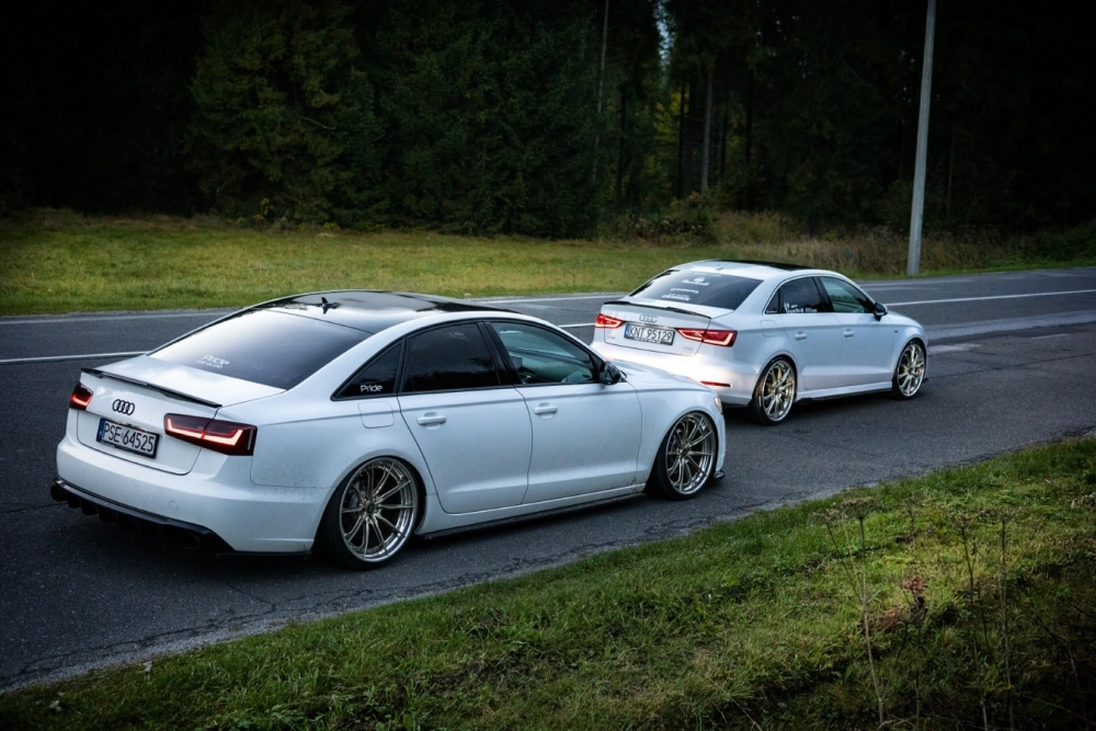 Cặp xe Audi trắng độ mâm HRE đa chấu bạc sang trọng từ sau