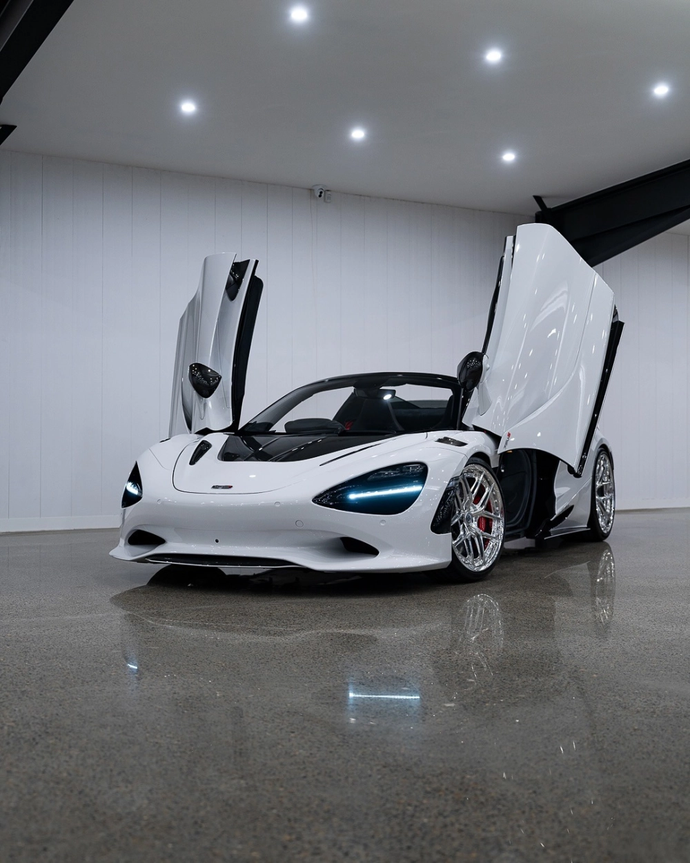 Siêu xe McLaren trắng độ mâm HRE chrome sáng bóng đầy đẳng cấp