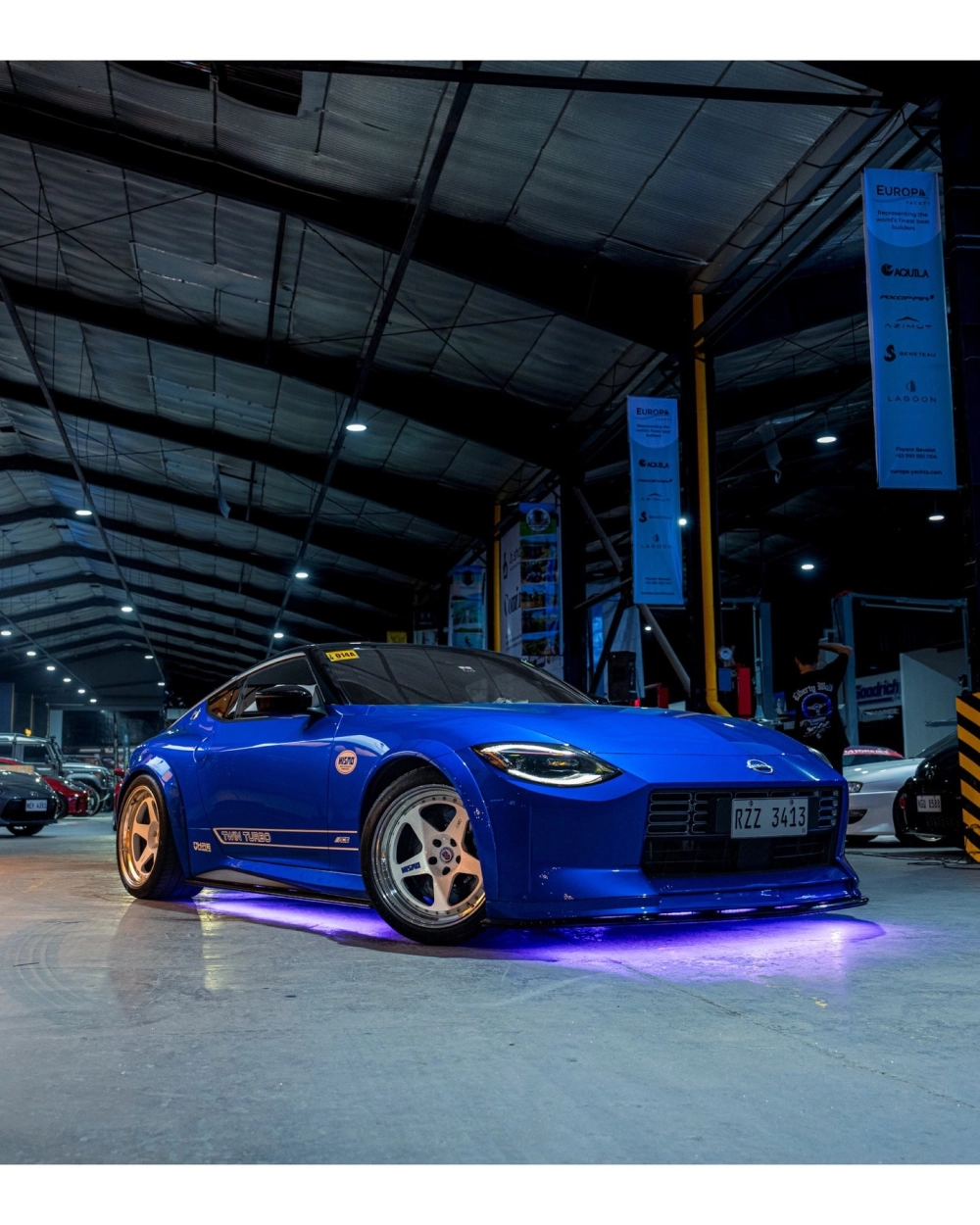 Nissan Z xanh độ mâm HRE 5 chấu bản lớn phong cách JDM