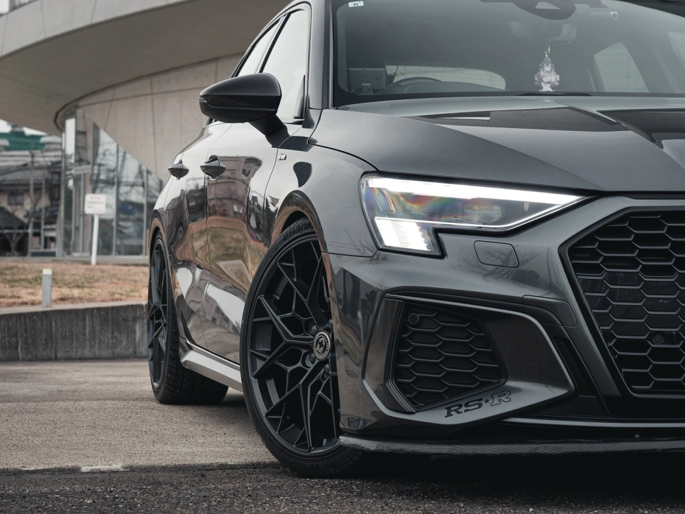 Xe Audi xám độ mâm HRE đa chấu đen mờ mạnh mẽ và nam tính