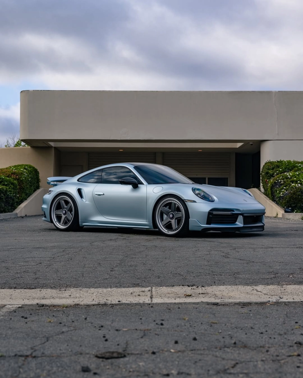 Siêu xe Porsche 911 độ mâm HRE 5 chấu xám viền bóng chất