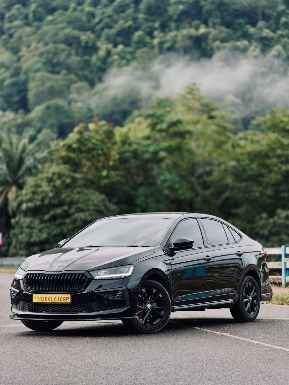 Xe sedan màu đen nâng cấp mâm Lenso đa chấu màu đen đẹp