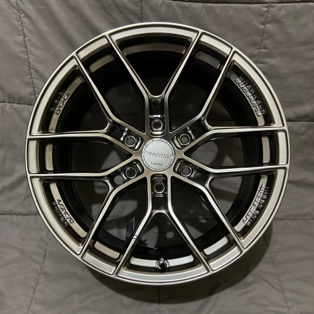 Cận cảnh mâm Lenso Venom thiết kế lưới màu tối cực kỳ sắc sảo