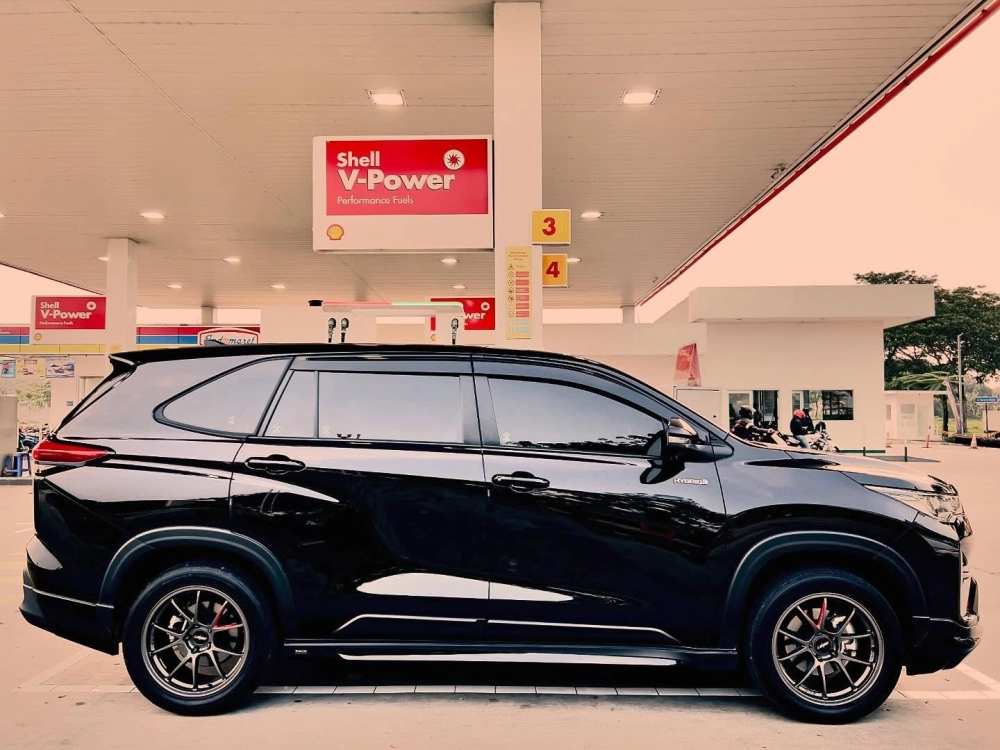 Xe Toyota Innova màu đen độ mâm Lenso đa chấu thể thao đẹp