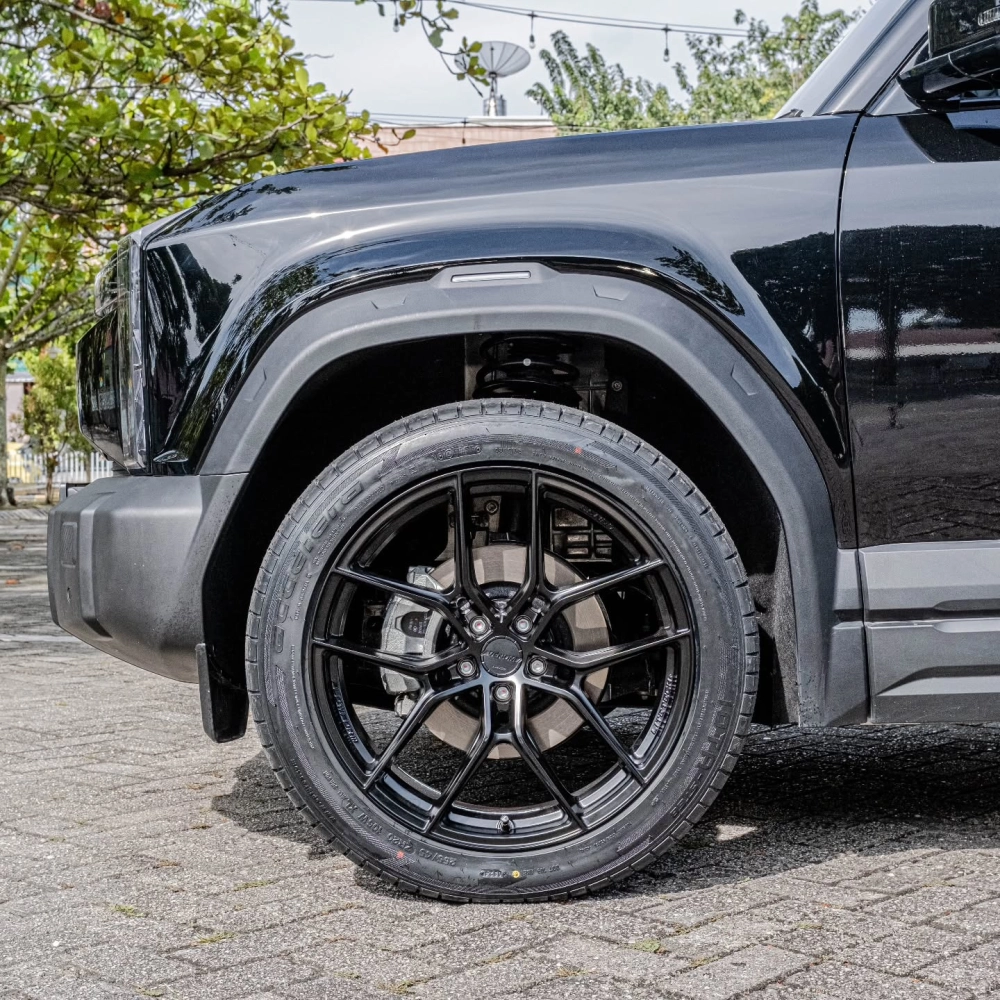 Cận cảnh mâm Lenso màu đen đa chấu lắp trên xe bán tải ngầu