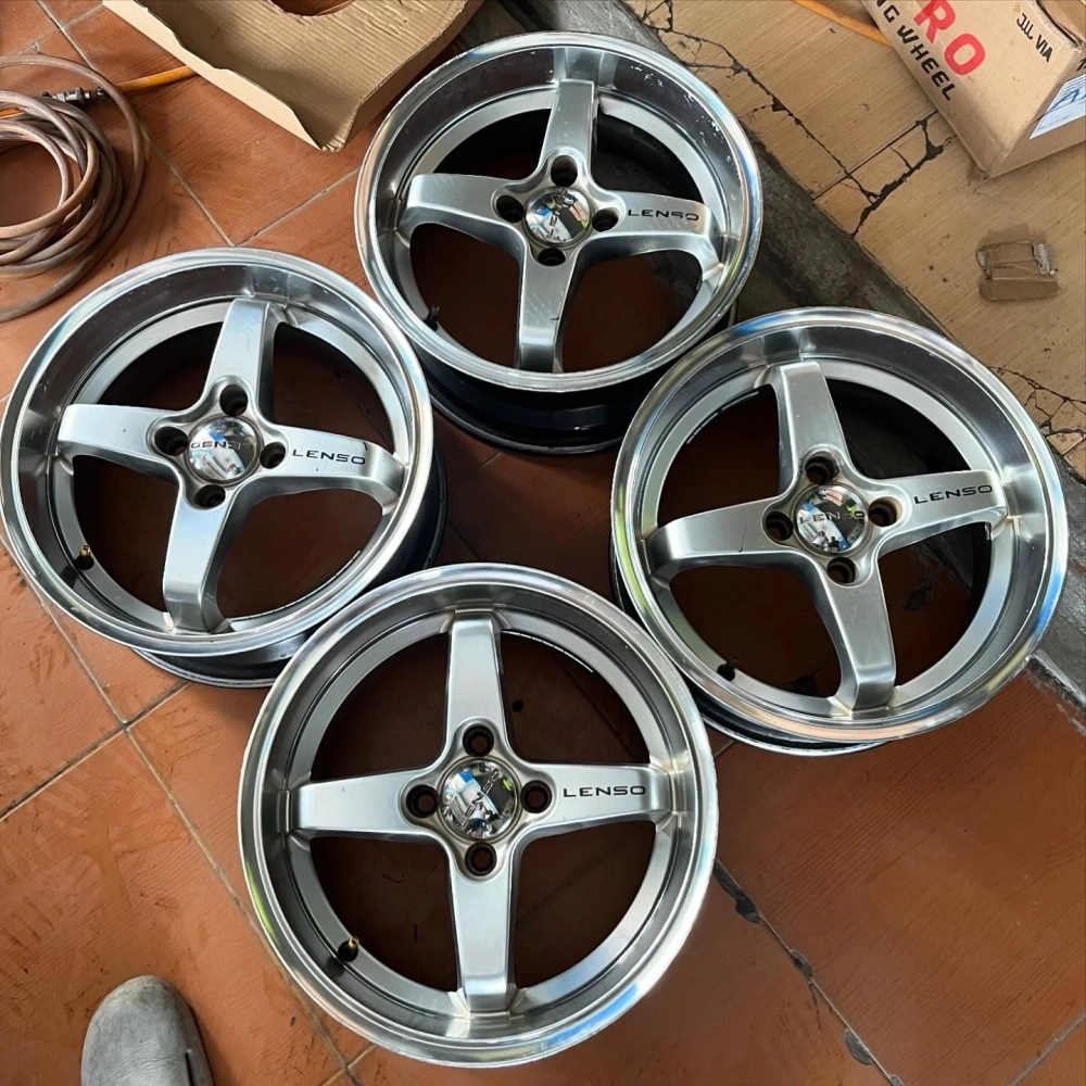 Bộ 4 mâm Lenso 4 chấu màu bạc sáng bóng cổ điển trên sàn