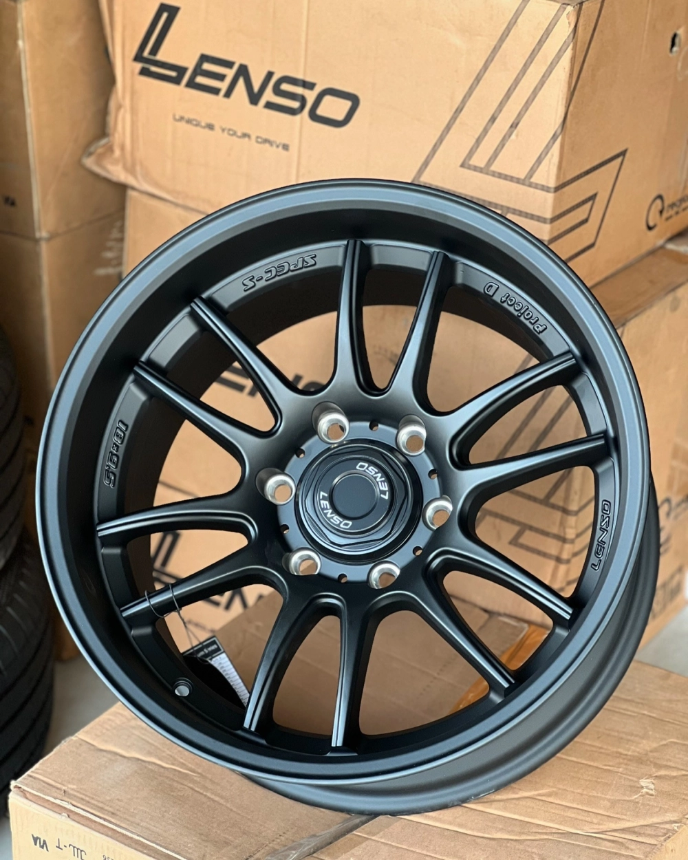 Cận cảnh mâm Lenso Project D sơn đen mờ đa chấu cực cá tính